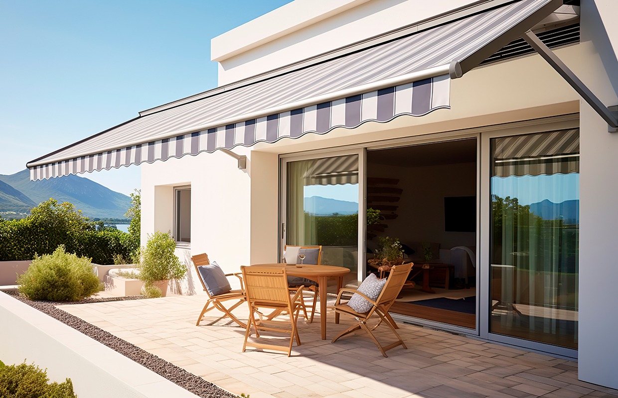 Terrasse mit Gartenmöbeln schöner Natur und Markise als Beschattung